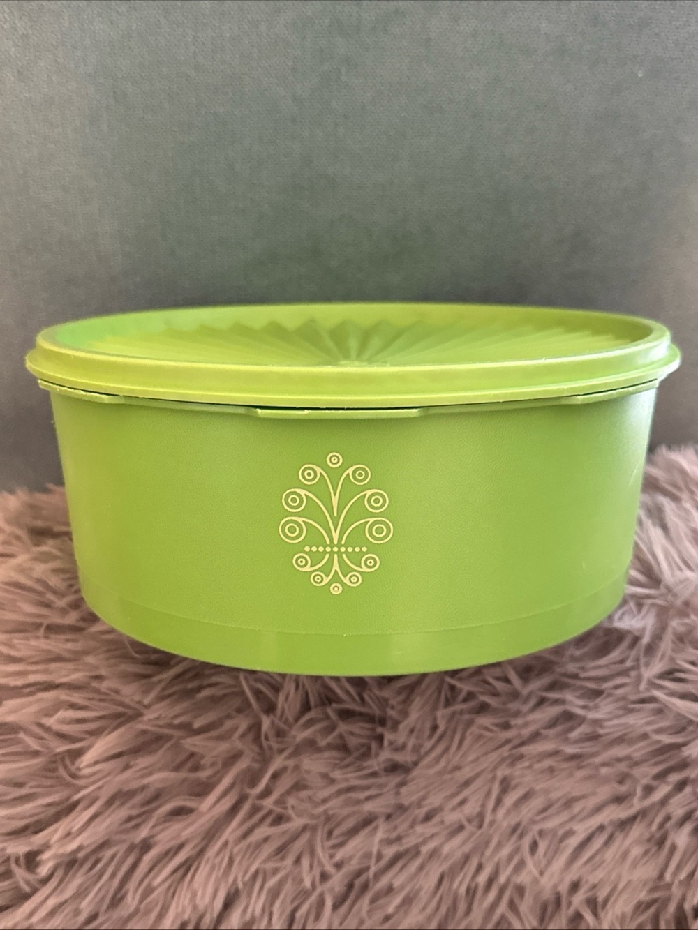 Tupperware Sunburst/Apple Green Round Food Storage Container